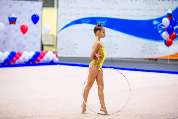 競争のカーペットの上に美しい小さな体操の女の子 — ストック写真
