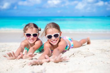 Kamera arka plan mavi gökyüzü ve turkuaz denizin güzel doğanın arayan iki güzel çocuk portresi