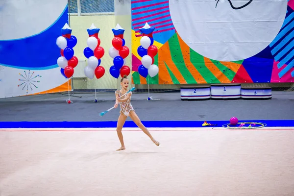 Hermosa niña gimnasta activa con su actuación en la alfombra — Foto de Stock