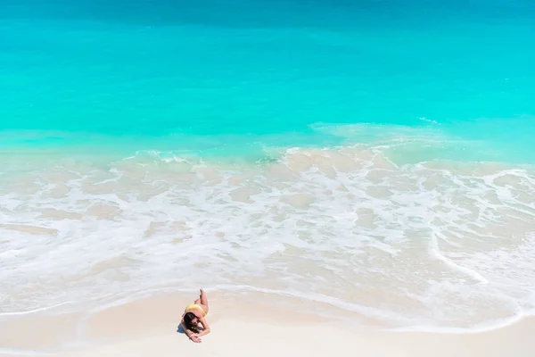 Schattig actief meisje aan het strand tijdens de zomervakantie — Stockfoto