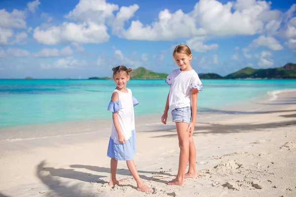 Bedårande små flickor promenerar på stranden — Stockfoto