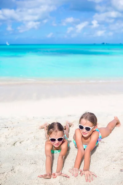 Rozkošné holčičky chůzi na pláži — Stock fotografie
