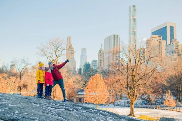 Famiglia di padre e figli a Central Park durante la loro vacanza a New York — Foto Stock