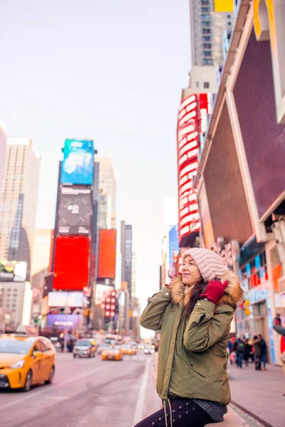 ニューヨーク・タイムズ・スクエアの観光客としてのニューヨークの女性や、ニューヨーク、アメリカのマンハッタンを訪れる若い幸せな女性. — ストック写真