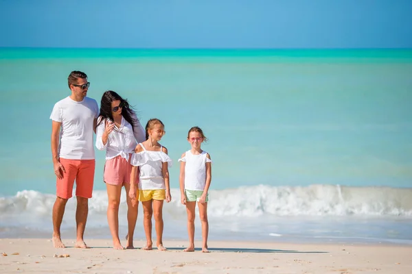 Felice bella famiglia con bambini sulla spiaggia — Foto Stock