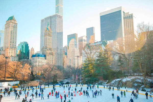 Конькобежцы зимой веселятся в Центральном парке Нью-Йорка — стоковое фото