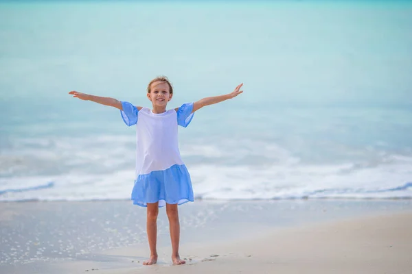 Linda niña en la playa durante las vacaciones caribeñas —  Fotos de Stock