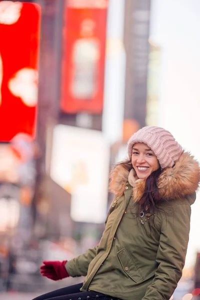 New York City vrouw als Times Square toerist of jonge gelukkige vrouw op bezoek op Manhattan, New York City, New York, Usa. — Stockfoto