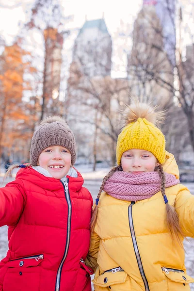 Adorables niñas en Central Park en la ciudad de Nueva York — Foto de Stock