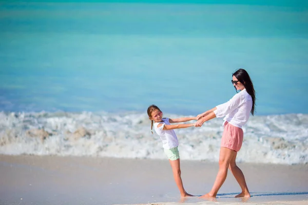 Portrait of little girl and mother on summer vacation — Stock Photo, Image