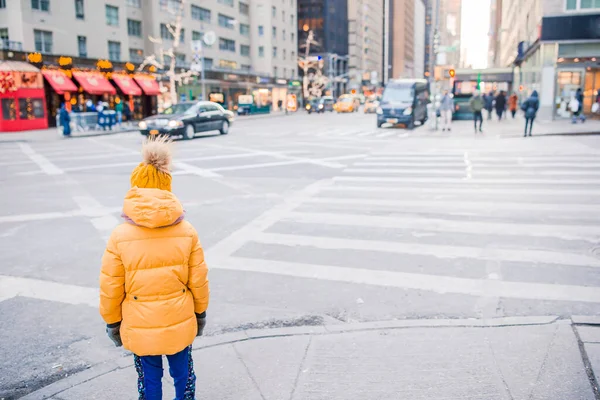 愛らしい女の子がニューヨーク市のタイムズスクエアで楽しい時を過す — ストック写真