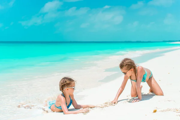 Los niños se divierten mucho en la playa tropical jugando juntos — Foto de Stock