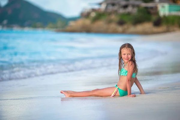 Adorabile bambina sulla spiaggia durante le vacanze estive — Foto Stock