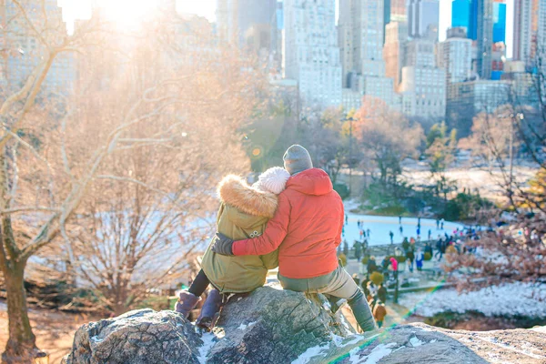 Casal feliz desfrutar da vista da famosa pista de gelo no Central Park, em Nova York Imagens De Bancos De Imagens