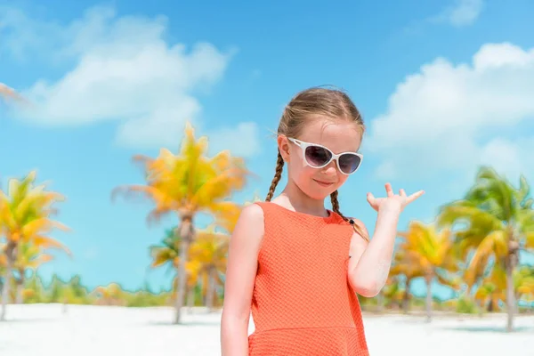 Linda niña en la playa durante las vacaciones caribeñas —  Fotos de Stock