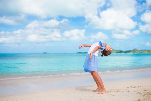 Roztomilá holčička na pláži během karibské dovolené — Stock fotografie