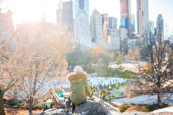 Rozkošná dívka s výhledem na kluziště v Central Parku na Manhattanu v New Yorku — Stock fotografie