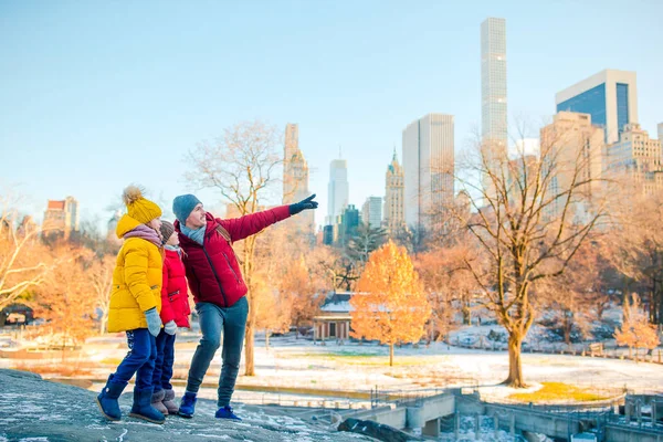 Familie mit Vater und Kindern im Central Park während ihres Urlaubs in New York City — Stockfoto