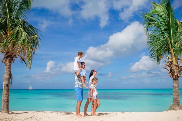 Giovane famiglia di quattro persone in vacanza divertirsi — Foto Stock