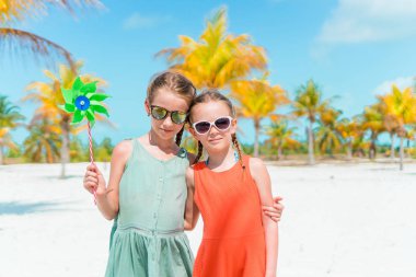 Kamera arka plan mavi gökyüzü ve turkuaz denizin güzel doğanın arayan iki güzel çocuk portresi