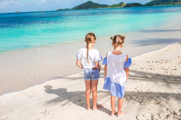 Очаровательные маленькие девочки прогуливаются по пляжу — стоковое фото