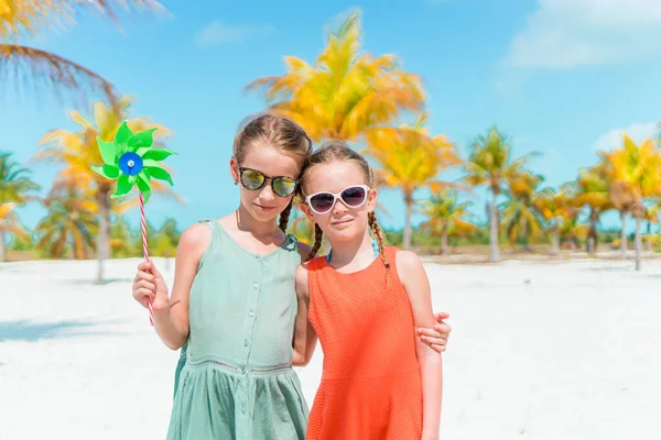 Porträt von zwei schönen Kindern, die auf den Kamerahintergrund der schönen Natur von blauem Himmel und türkisfarbenem Meer blicken — Stockfoto