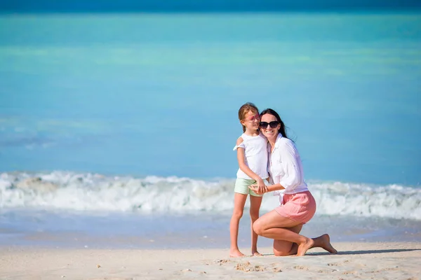 Portret van klein meisje en moeder op zomervakantie — Stockfoto