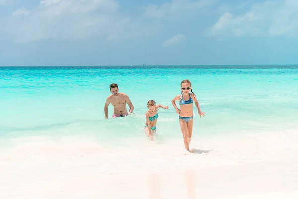 Padre e hijos disfrutando de vacaciones de verano en la playa — Foto de Stock