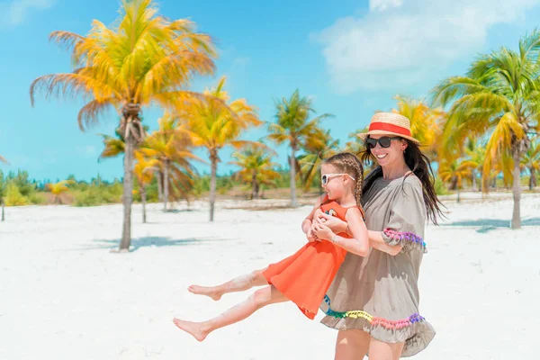 Портрет маленькой девочки и матери на летних каникулах — стоковое фото