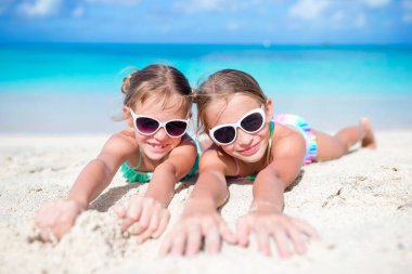 Kamera arka plan mavi gökyüzü ve turkuaz denizin güzel doğanın arayan iki güzel çocuk portresi