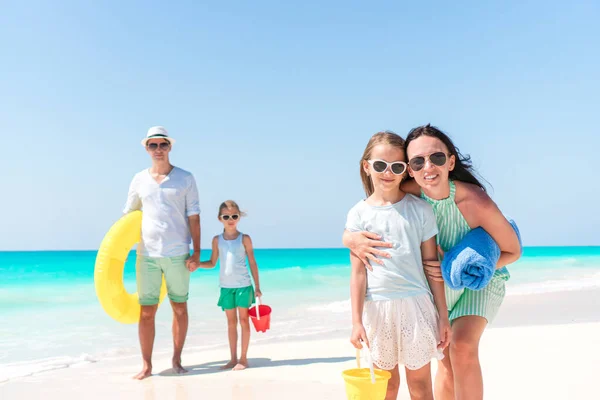 Família bonita feliz com crianças na praia — Fotografia de Stock