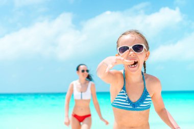 Küçük kız ve annesi yaz tatil portre
