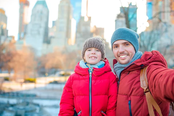 Rodina táta a malé dítě pořízení selfie fotografie v Central parku v New York City — Stock fotografie