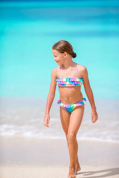 Adorabile bambina sulla spiaggia durante le vacanze estive — Foto Stock