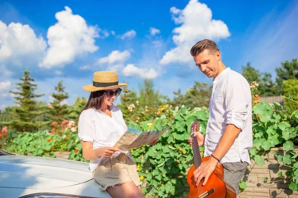 Pareja joven turista disfrutando en vacaciones de verano — Foto de Stock