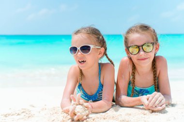 Kamera arka plan mavi gökyüzü ve turkuaz denizin güzel doğanın arayan iki güzel çocuk portresi