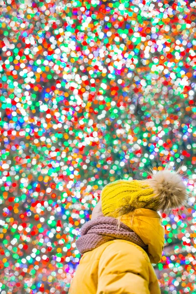 Menina feliz no fundo da árvore de Natal Rockefeller em Nova York — Fotografia de Stock