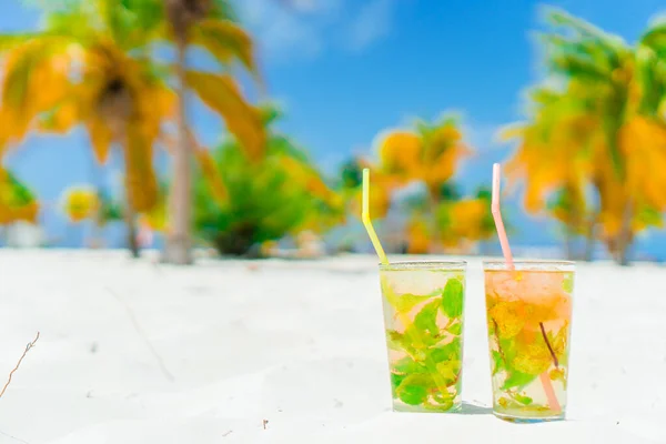 Two tasty cocktails on tropical white beach — Stock Photo, Image