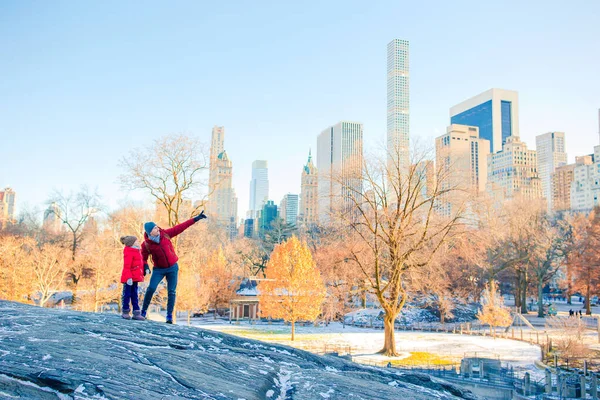 Famiglia di padre e figlio a Central Park durante la loro vacanza a New York — Foto Stock