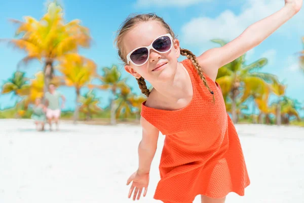 Linda niña en la playa durante las vacaciones caribeñas —  Fotos de Stock