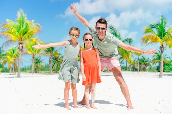 Vater und Kinder genießen Sommerurlaub am Strand — Stockfoto