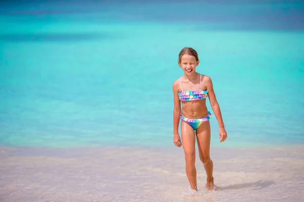 Красивая маленькая девочка на пляже во время летних каникул — стоковое фото