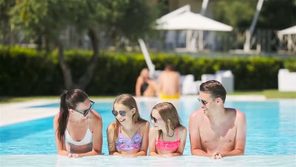 Szczęśliwa czteroosobowa rodzina w basenie na świeżym powietrzu — Wideo stockowe