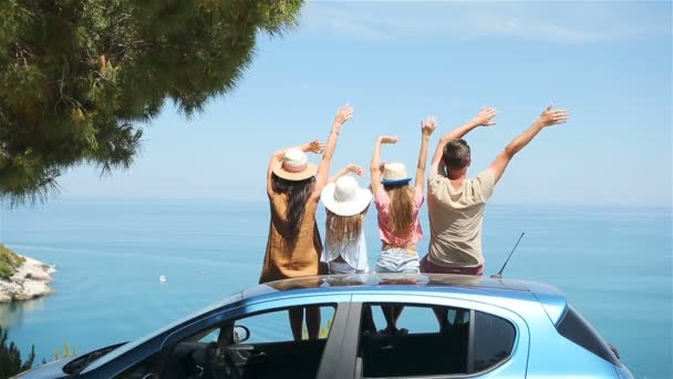 Sommerliche Autofahrt und junge Familie im Urlaub — Stockvideo