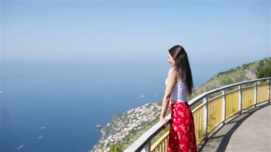 İtalya 'da yaz tatili. Arka planda Positano köyündeki genç kadın, Amalfi Sahili, İtalya