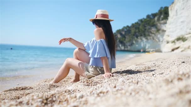 Fiatal gyönyörű nő a fehér trópusi strandon. — Stock videók