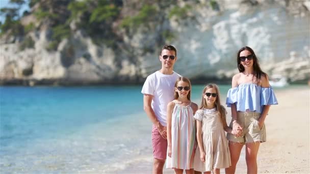 A fiatal család vakáción nagyon jól érzi magát. — Stock videók