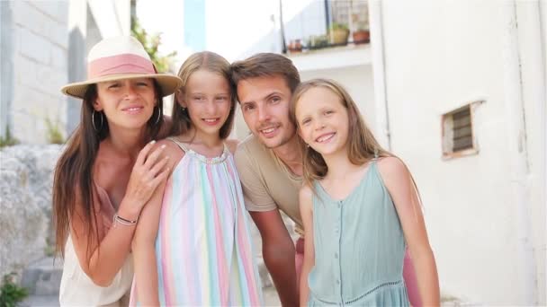 Famille de quatre personnes en vacances en Europe . — Video