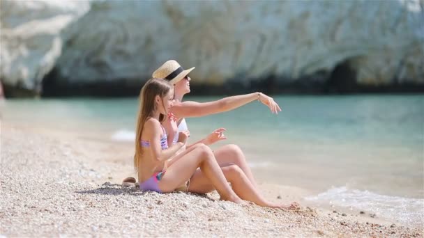 Мать и дочь на Карибском пляже — стоковое видео
