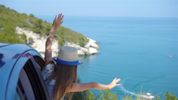 Niña en viaje de vacaciones en coche fondo hermoso paisaje — Vídeos de Stock